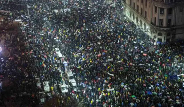 Binlerce kişi yargıdaki yolsuzlukları protesto için meydanlara indi