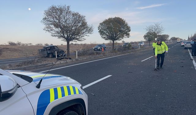 Otomobil refüje çarparak devrildi! Sürücü ağır yaralandı