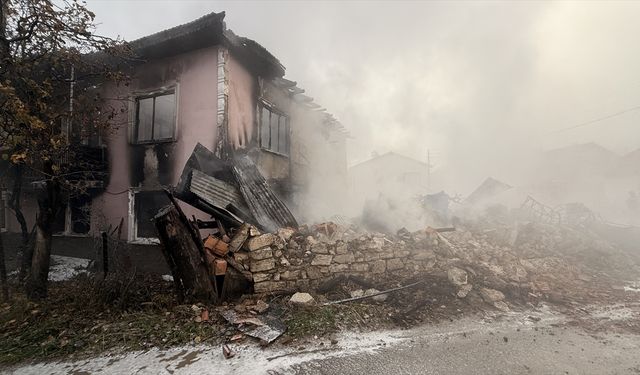 Kütahya'da yangın: 2 katlı ev kullanılamaz hale geldi