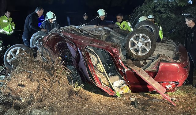 Refüje devrilen otomobilin sürücüsü öldü