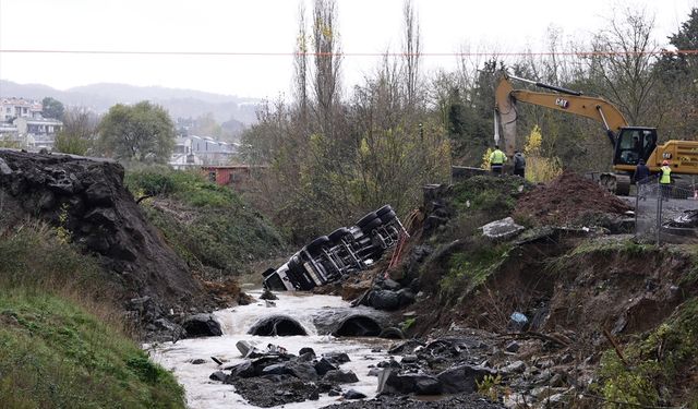 İstanbul'da şiddetli yağış! Yol çöktü: Araçlar dereye düştü!
