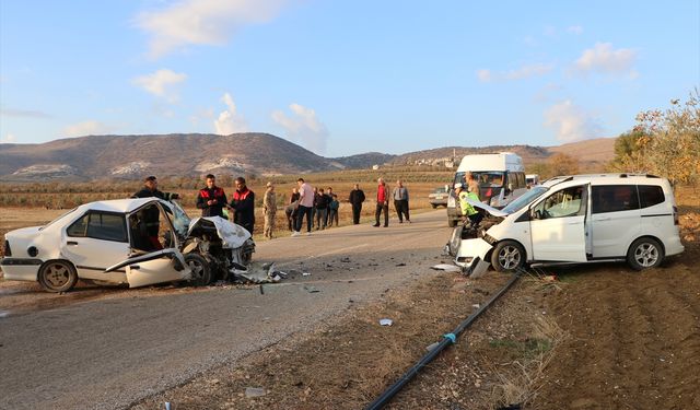 Hafif ticari araç ile otomobilin çarpıştığı kazada 3 kişi yaralandı