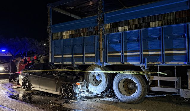 Otomobil kamyonla çarpıştı: Ölü ve yaralılar var!