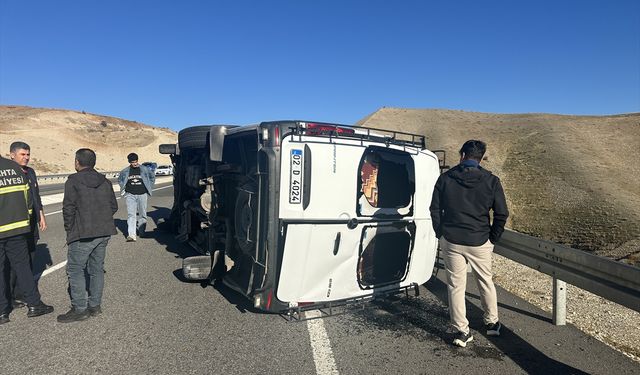 Minibüsle otomobil çarpıştı: 4 kişi yaralandı!