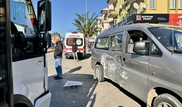 Minibüs ile kamyonet çarpıştı: Çok sayıda yaralı var!