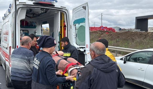 Araç aydınlatma direğine çarptı: Yaralılar var