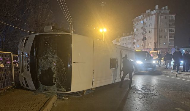 İşçi servisi ile otomobil çarpıştı: Çok sayıda yaralı var