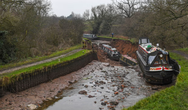 Kanalda dev obruk oluştu
