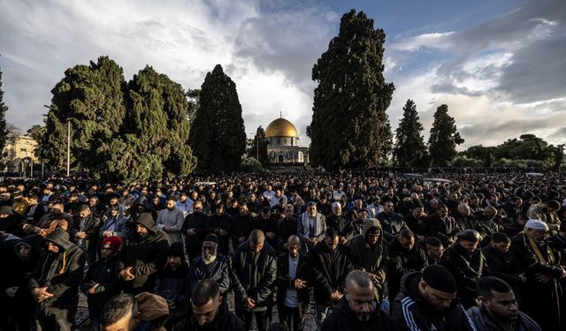 İşgalciler cuma namazının ardından cemaati ablukaya aldı