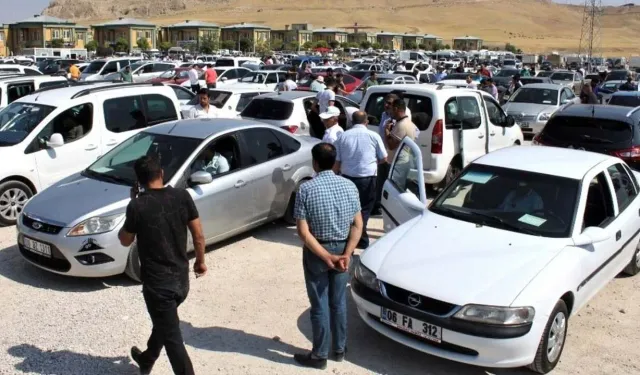 Otomobil piyasası durdu: Fiyatlar eridi araçlar elde kaldı