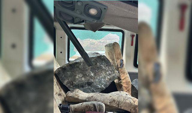 Minibüsün tavanına kaya parçaları düştü