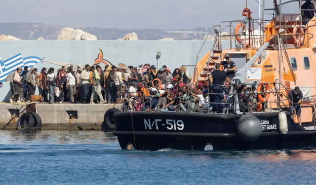 Ada açıklarında yüzlerce düzensiz göçmen kurtarıldı!