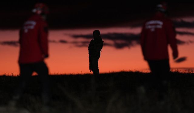Düşen uçağın enkazında arama çalışmaları sürüyor