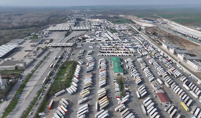 Çiftçi eylemi nedeniyle İpsala'dan geçemeyen tır şoförleri Kapıkule ve Hamzabeyli'ye yöneldi