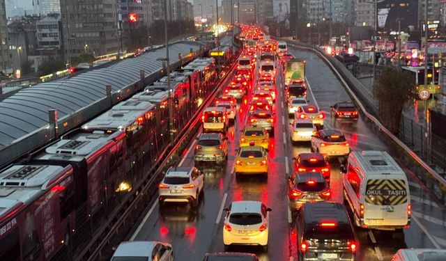 İstanbul'da akşam saatlerinde trafik yoğunluğu!