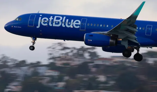 Yolcu uçağı ile ABD savaş uçağı burun buruna geldi