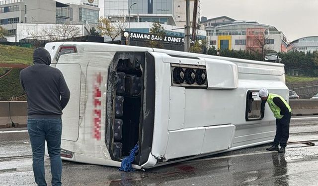 Maltepe'de servis minibüsü devrildi