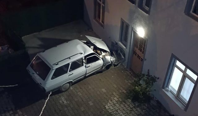 Kontrolden çıkan araç evin duvarına çarptı: Ölü ve yaralı var