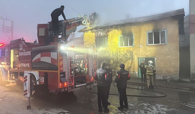 Evde çıkan yangında anne öldü, kızı yaralandı