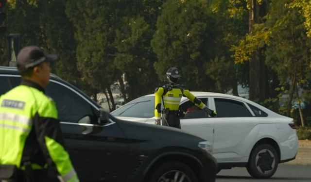 Robot polisler göreve başladı