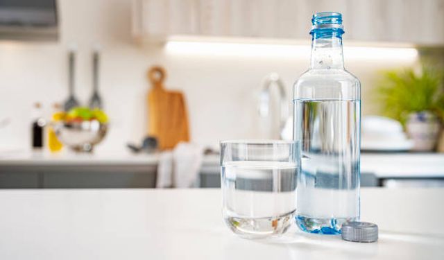 Şişeden su yudumlarken dikkatli olun ve bir durup düşünün