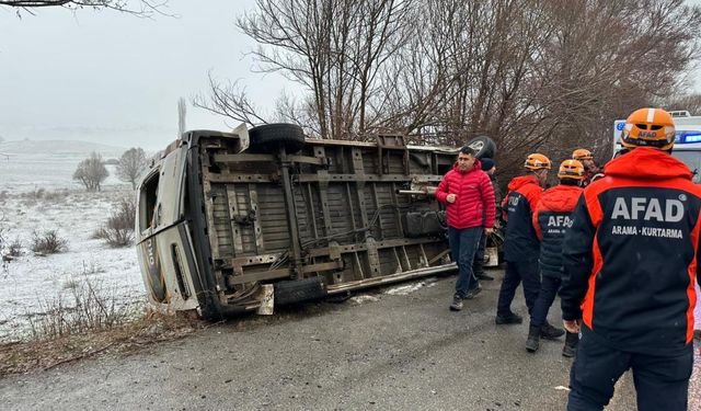 Öğrenci servisi devrildi: 15 yaralı