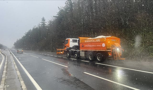 Bolu Dağı geçişinde kar yağışı etkili olmaya başladı