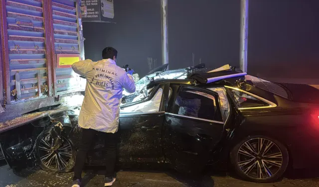 Otomobil TIR'a çarptı! Çok sayıda ölü var