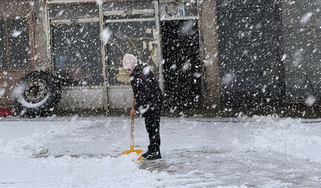 Van kar altında kaldı!
