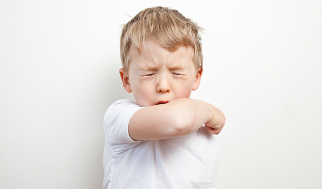 Çocuklarda geçmeyen öksürüğün nedeni tehlikeli bir sebep olabilir!