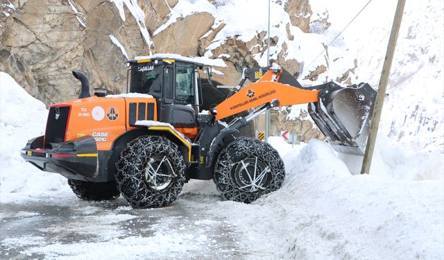 Hakkari-Van kara yolunda düşen çığlar temizlendi