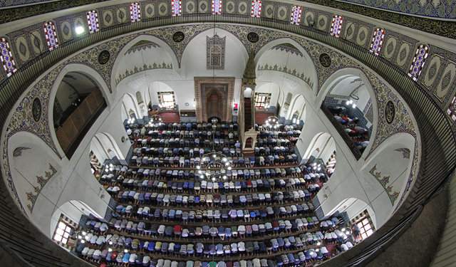 Cuma namazı nasıl kılınır? Sadece farz kaç rekattır? Hanefiler ve Şafiiler!