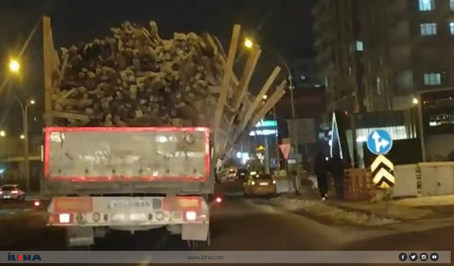 Diyarbakır'da yüklü kamyon tehlike saçtı: İşte o anlar..