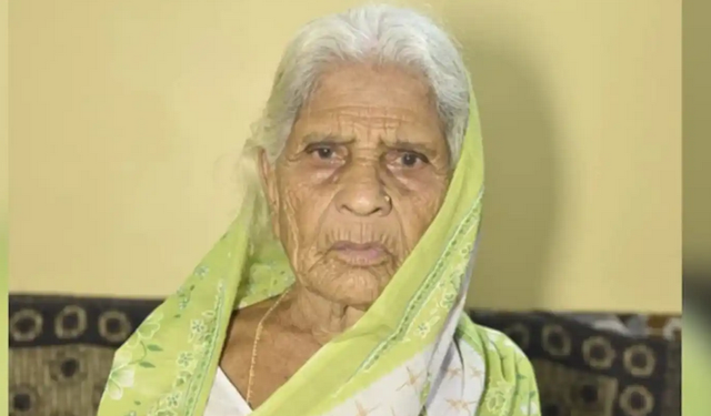 Az kalsın yakacaklardı: Öldüğü sanılan 103 yaşındaki kadın cenazede hareket etti!