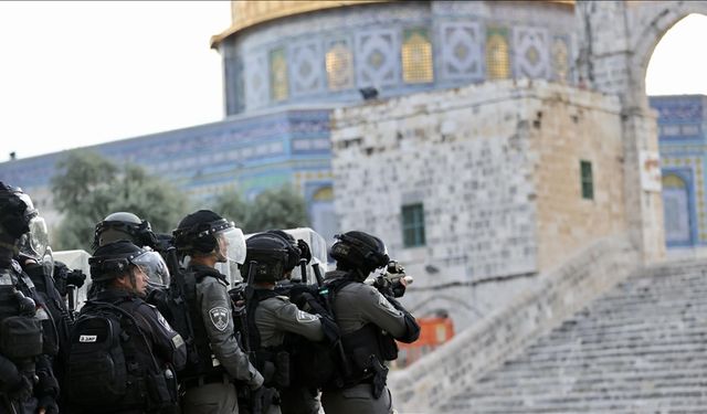 İşgal sürüsünden Mescid-i Aksa'ya baskın!