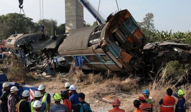 İnşaat vinci vagonların üzerine düştü: 32 ölü