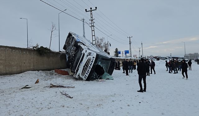 Ağrı'da yolcu otobüsü devrildi!