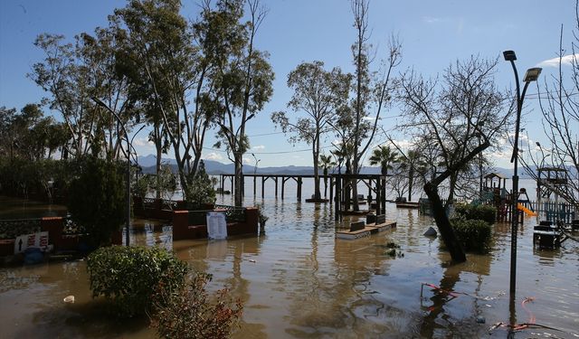 Göl  taşınca ortaya bu manzaraları çıkardı
