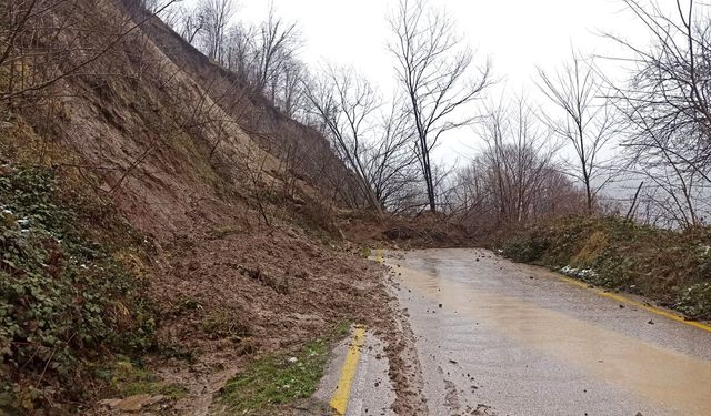 İkizce-Çaybaşı bağlantı yolu heyelan nedeniyle ulaşıma kapandı