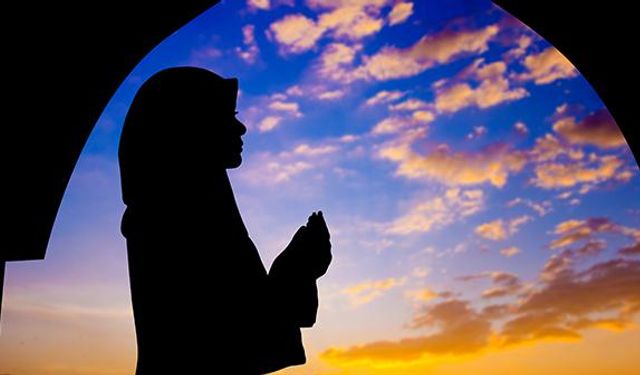 Adetliyken dua okunur mu? Hanefiler ve Şafiilere göre