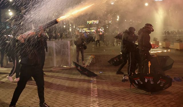 Tiran Savaş Alanına Döndü: Binlerce Kişi Hükümetin İstifasını İstiyor