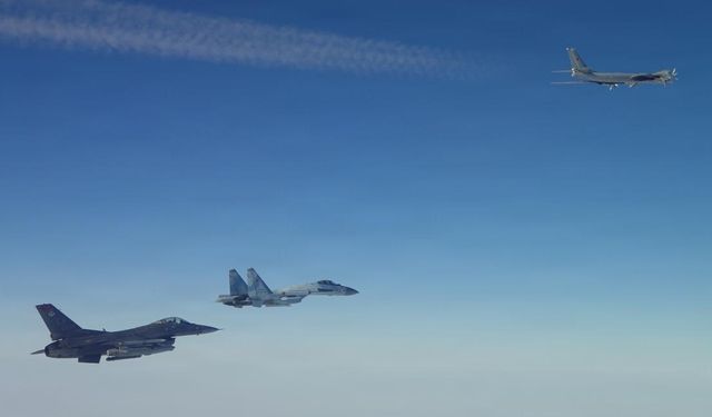 ABD ve Rusya uçakları karşı karşıya