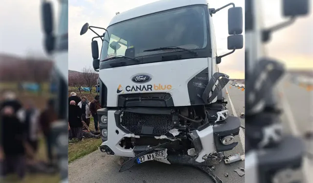 Malatya’da Feci Kaza: Otomobil ile Kamyon Kafa Kafaya Çarpıştı