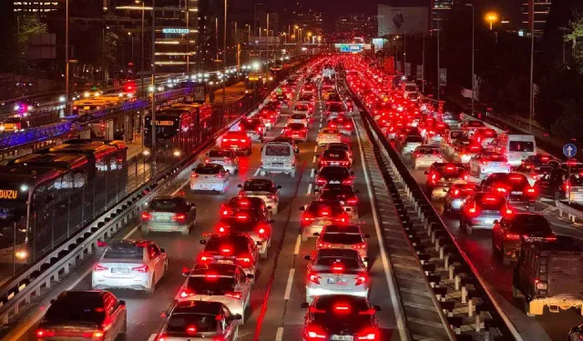 Trafikte yeni dönem! Milyonlarca sürücüye anlık mesaj gidecek