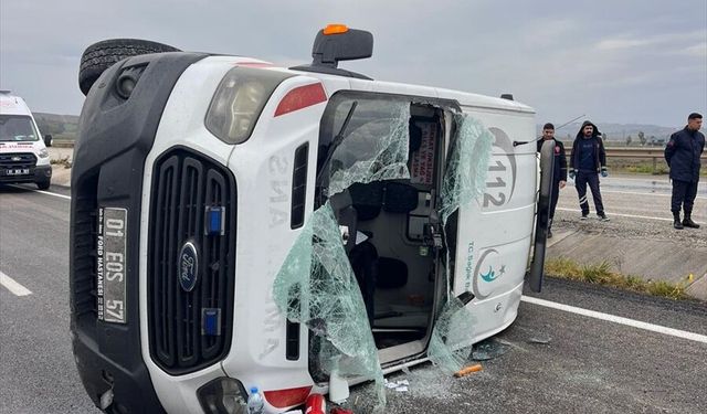 Adana'da ambulans devrildi: Sağlık personelleri yaralandı