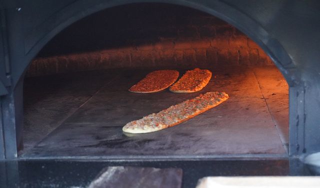 65 yıllık usta mesleğini çocuklarıyla birlikte sürdürüyor!