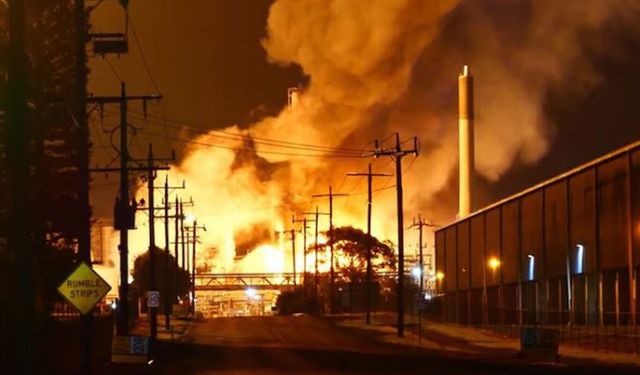 Dev rafineride yangın sonrası art arda patlamalar
