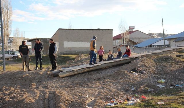 Ağrı'da Ulaşım Çilesi: Kendi Köprülerini Kendileri Yaptı