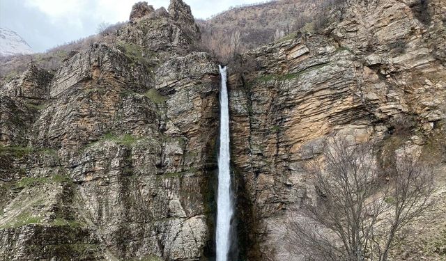 Gümüşkanat Şelalesi'nin debisi yükseldi