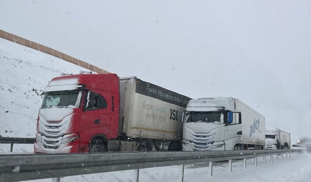 Erzincan'da kar nedeniyle ulaşım güçlükle sağlanıyor